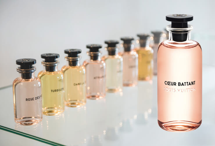 2012년 수석 조향사 자크 카발리에 벨투뤼가 루이 비통에 합류한 뒤 2016년부터 시작된 여성 오 드 퍼퓸 컬렉션. 장식적인 요소를 덜어낸 향수 병은 산업 디자이너 마크 뉴슨의 작품이다. 