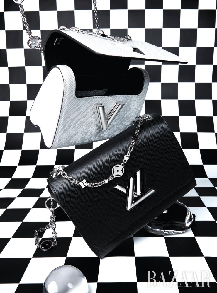 모노그램과 플라워 디테일의 체인 스트랩이 장식된 ‘트위스트 백’은 모두 Louis Vuitton. 