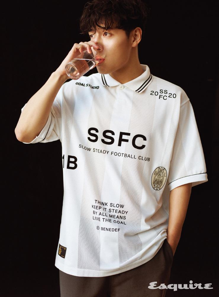 SSFC 유니폼 쇼트 슬리브 셔츠, SSFC 저지 팬츠 모두 골스튜디오.