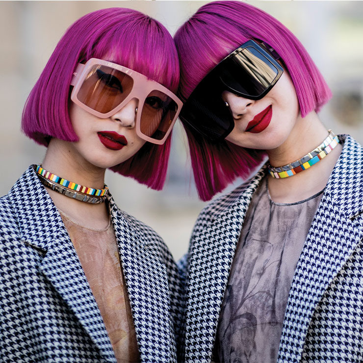 모델이자 DJ인 아미&아야 자매의 초커 스타일링. 선명한 컬러가 룩에 활기를 더한다.