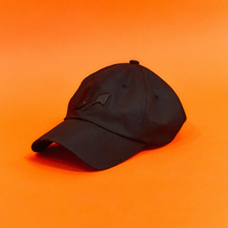 직접 작업한 윈도우 00의 로고가 장식된 모자.