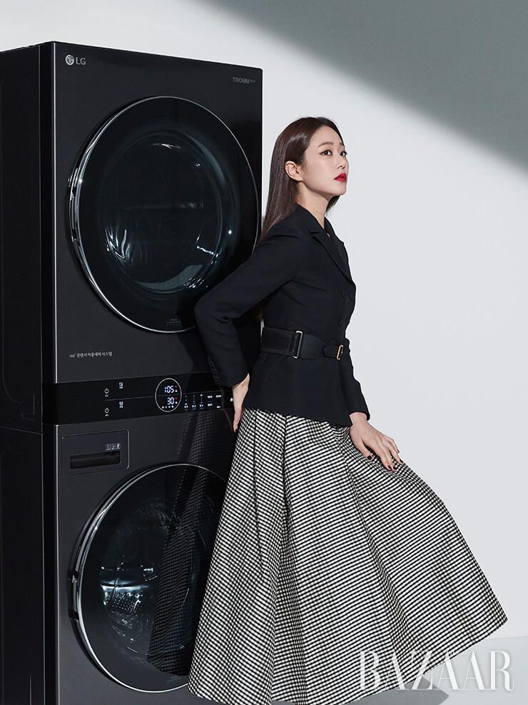 우아한 블랙 재킷과 벨트, 체크 튜브톱 드레스 모두 디올(Dior), 실버 슈즈는 로저비비에(Roger Vivier). 