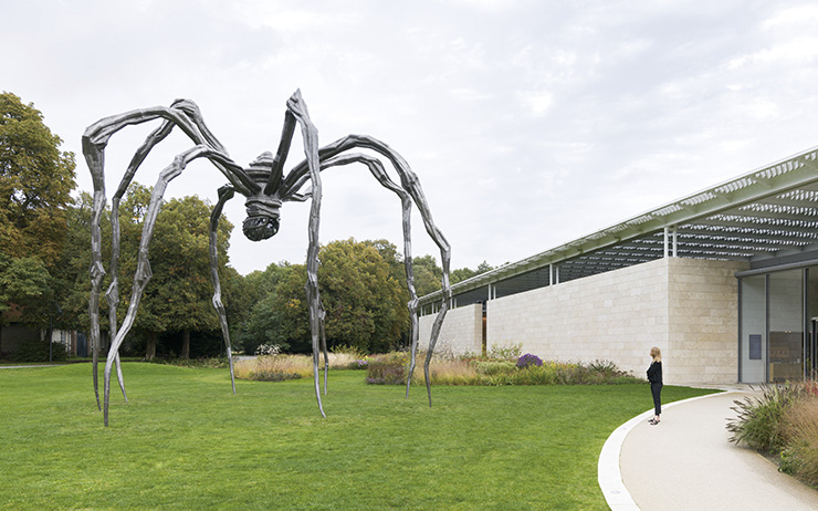  〈Maman〉, 1999, Bronze, stainless steel, and marble 927.1x891.5x1023.6cm Collection The Easton Foundation. «Louise Bourgeois - To Unravel a Torment» Installation view museum Voorlinden Photo: Antoine van Kaam Glenstone Museum, Potomac, Maryland Louise Bourgeois ⓒ The Easton Foundation/VAGA at Artists Rights Society(ARS), NY/Pictoright, Amsterdam 2019.