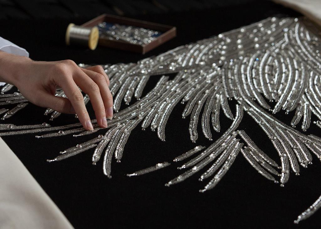 마르크 보앙의 드레스에서 영감을 얻은 남성 코트. 자수 장식은 세 가지의 글리터와 은색 실로 구성되었다. 베르몽 아틀리에의 재단사들이 900시간에 걸쳐 제작했다. ©Sophie Carre 