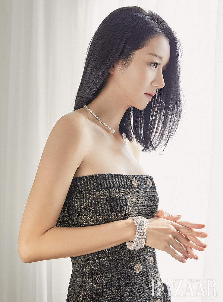 화이트 골드에 양식진주와 다이아몬드가 세팅된 초커, 팔찌는 ‘1.5 까멜리아 5 알뤼르 컬렉션’ Chanel High Jewelry. 