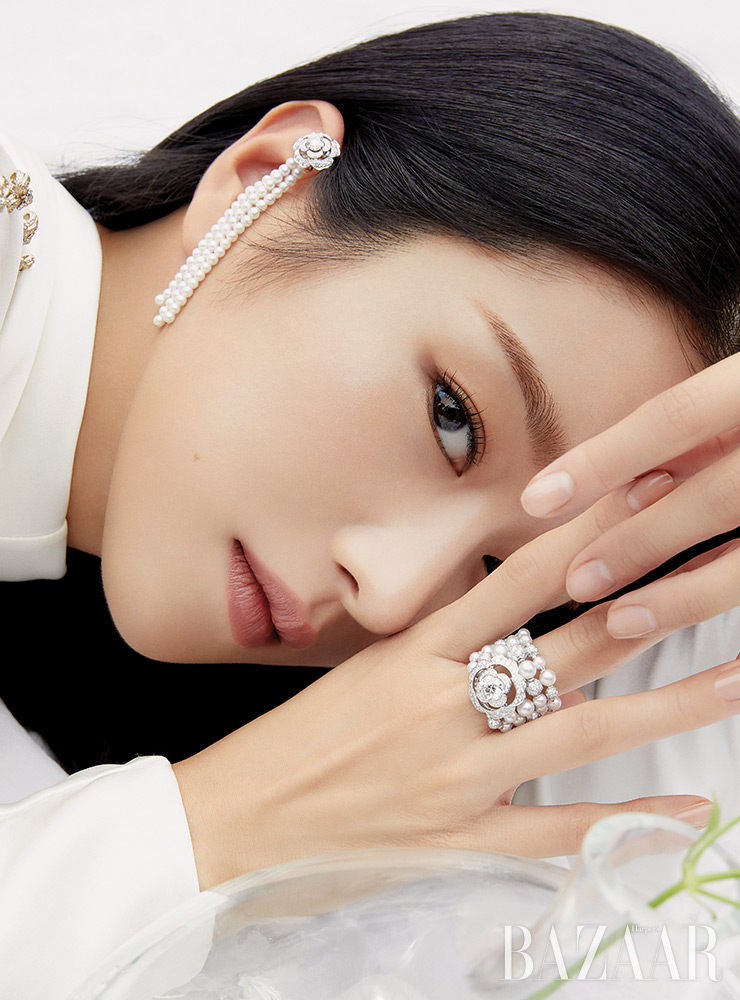 화이트 골드에 화이트 다이아몬드와 핑크 크림 양식진주가 어우러진 귀고리, 반지는 ‘1.5 까멜리아 5 알뤼르 컬렉션’ Chanel High Jewelry.