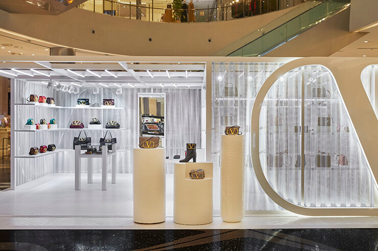 신세계백화점 센텀시티점 1층에 마련된 발렌티노 ‘브이-시그니처’ 팝업 스토어 전경.