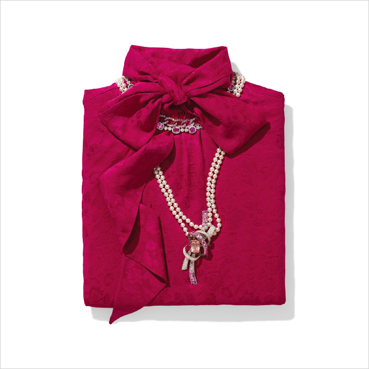 목걸이로 연출한 체인 팔찌는 Pomellato. 그 아래 목걸이는 Tiffany & Co. 진주 목걸이는 Chanel High Jewelry. 블라우스는 Saint Laurent by Anthony Vaccarello.