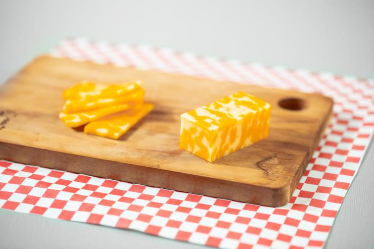 짭조름한 콜비가 섞여 있는 콜비 잭 치즈. 미국 치즈 길드 협회 제공. 