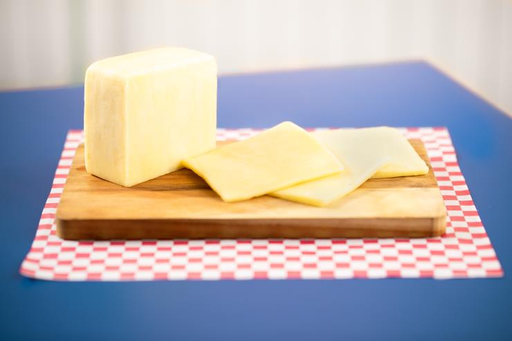미국 캘리포니아 지역에서 생산되는 스페인 식 치즈 몬터레이 잭. 미국 치즈 길드 협회 제공. 