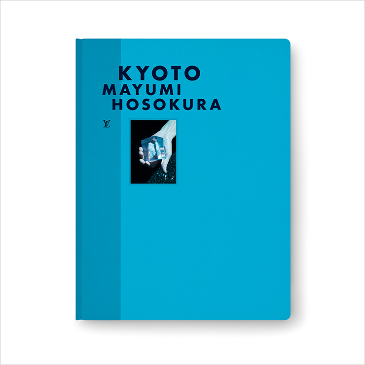 KYOTO MAYUMI HOSOKURA 호소쿠라 마유미는 교토의 색으로 블루를 선택했다. 그녀의 사진 속에서 교토 신사의 시메나와, 물속의 잉어를 비롯한 도시 구성의 요소들이 푸른빛에 간섭받으며 빛난다.