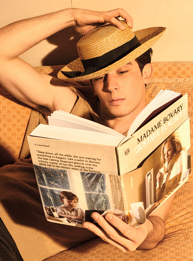 스티븐 마이젤이 이탈리아 〈보그〉에서 촬영한 컷을 커버로 만든 책, 그리고 그 책을 든 남자 모델을 찍은 2018 F/W 로에베 광고.