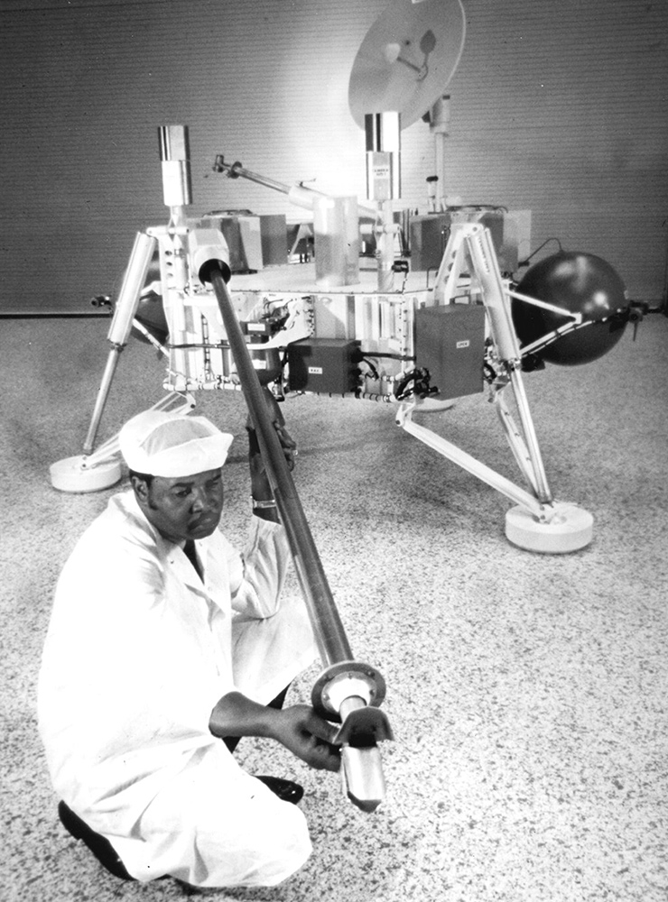 1971년 5월 20일 바이킹 착륙선에 달린 토양 샘플링을 위한 장치를 확인 중인 나사 기술자의 모습.