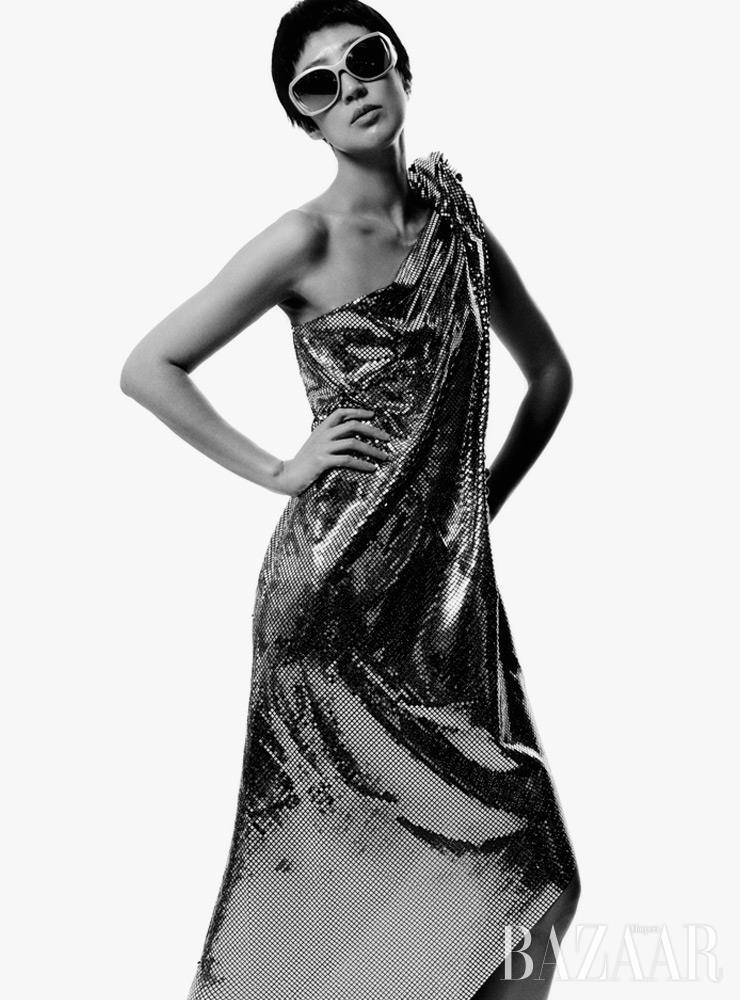 원 숄더 드레스는 MM6 by Adekuver. 선글라스는 Balenciaga. 