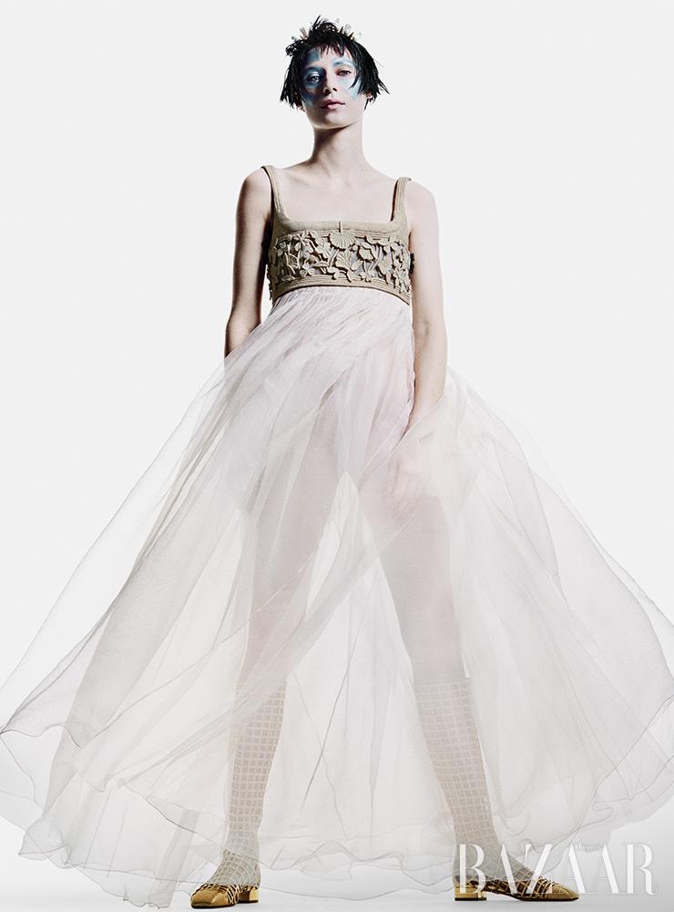 드레스, 부츠는 Dior Haute Couture. 
