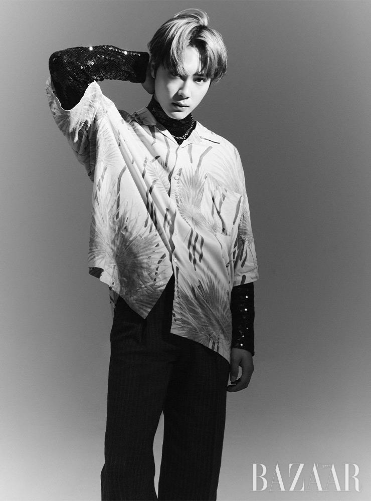 프린트 셔츠, 스팽글 톱, 팬츠는 모두 Celine Homme by Hedi Slimane. 목걸이는 스타일리스트 소장품.