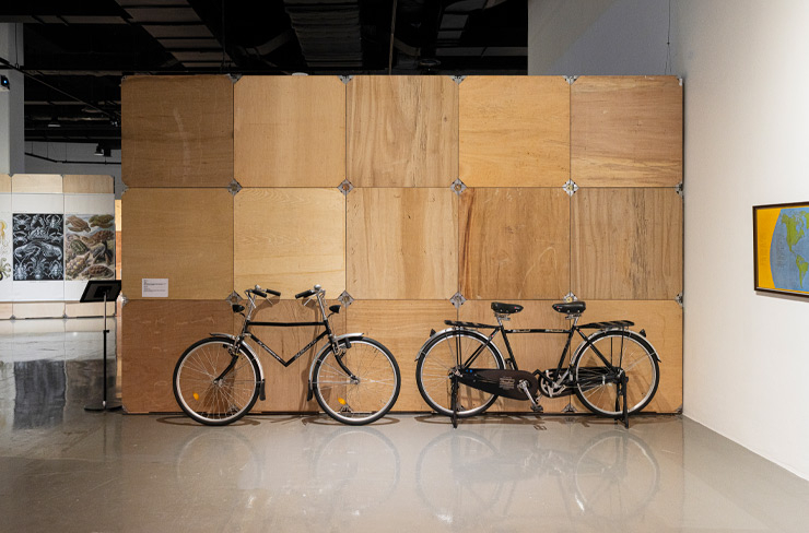 안규철, 〈두 대의 자전거〉, 2014, 쇠, 자전거, 가변설치, 국제갤러리 소장.