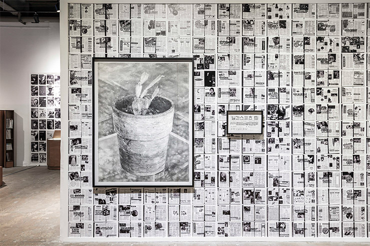 제13회 광주비엔날레 «떠오르는 마음, 맞이하는 영혼» 전시 전경, 광주비엔날레 전시관, 광주, 2021. 좌: Kang Seung Lee, 〈Untitled (Harvey)〉, 2020, Graphite on paper, 150x114cm. 우: Kang Seung Lee, 〈Untitled (Seok-cheon Hong)〉, 2020, Graphite on paper, 20x35cm. Courtesy of the artist and Gallery Hyundai