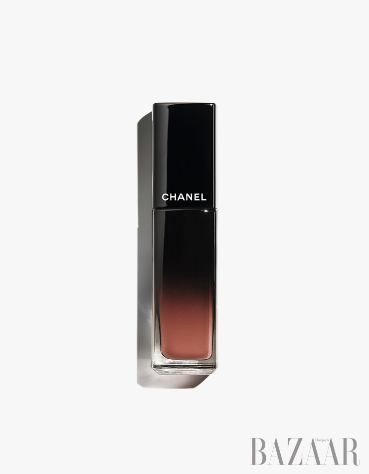 Chanel 루쥬 알뤼르 라끄, 83 베이지 시크릿 4만8천원.
