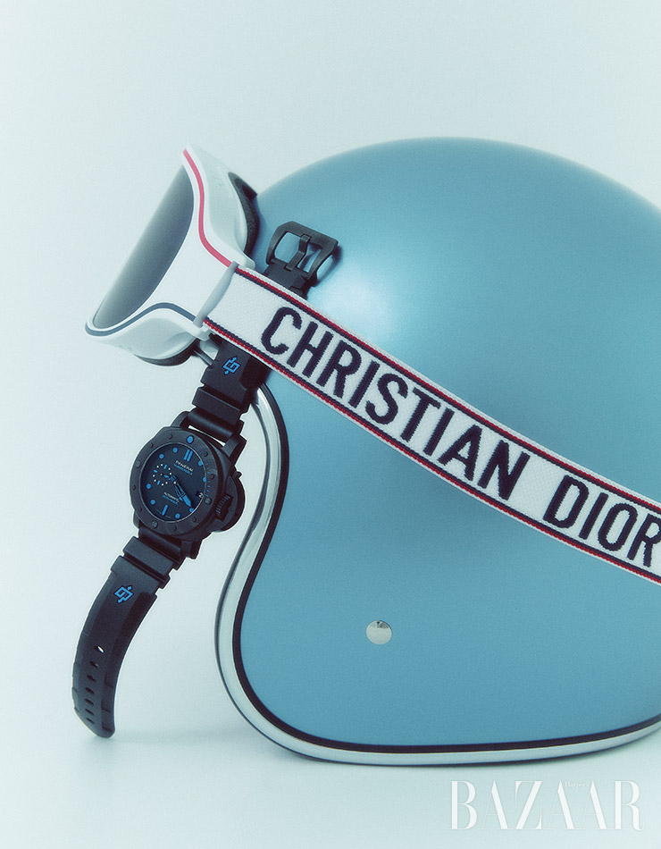 ‘섭머저블’ 워치는 2천1백만원대 Panerai. 로고 스트랩 고글은 Dior. 헬멧은 에디터 소장품.