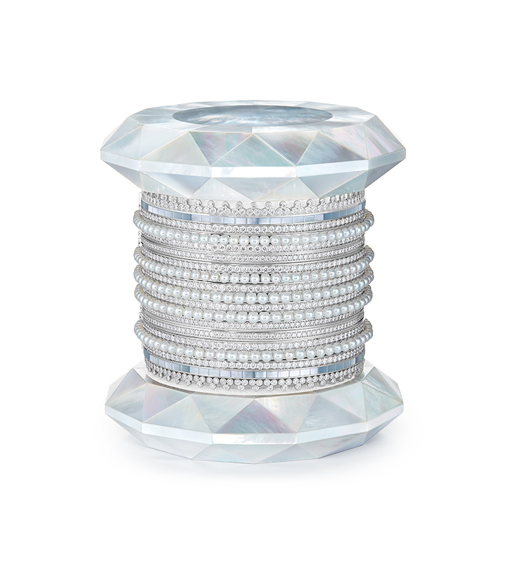 다이아몬드, 마더 오브 펄, 진주가 세팅된 ‘뉴 추리얀’ 브레이슬릿.