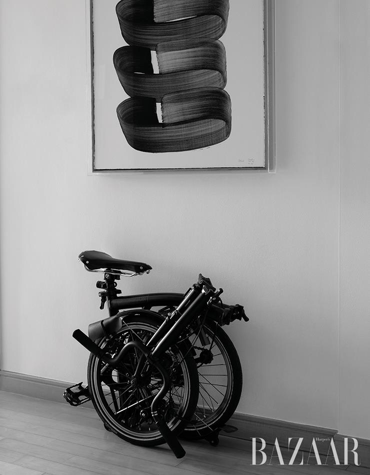 이배 작가의 드로잉 아래 브롬튼 자전거가 마치 하나의 설치 작업을 연상시킨다.