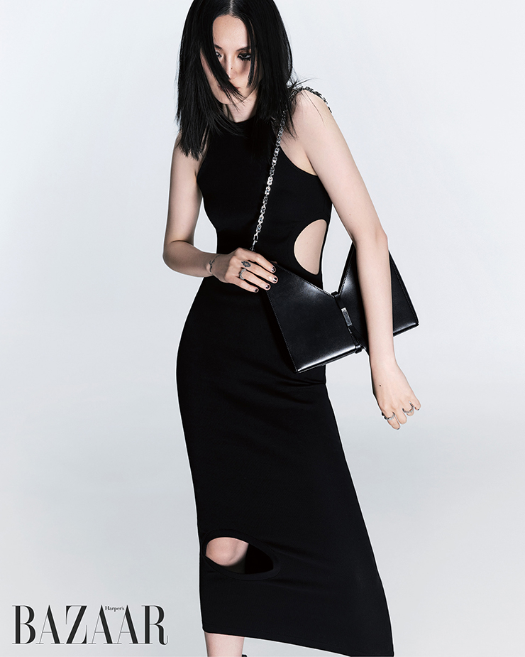 드레스는 84만원 Off-WhiteTM. 반지는 가격 미정, 체인 장식 컷아웃 백은 2백35만원 모두 Givenchy.