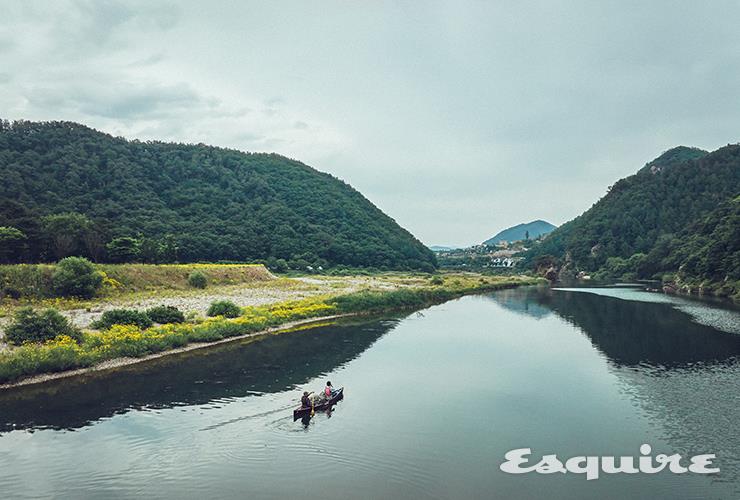 취재를 위한 부시크래프트 체험은 홍천강에서 카누를 타고 가다 당도한 어느 기슭에서 이루어졌다.