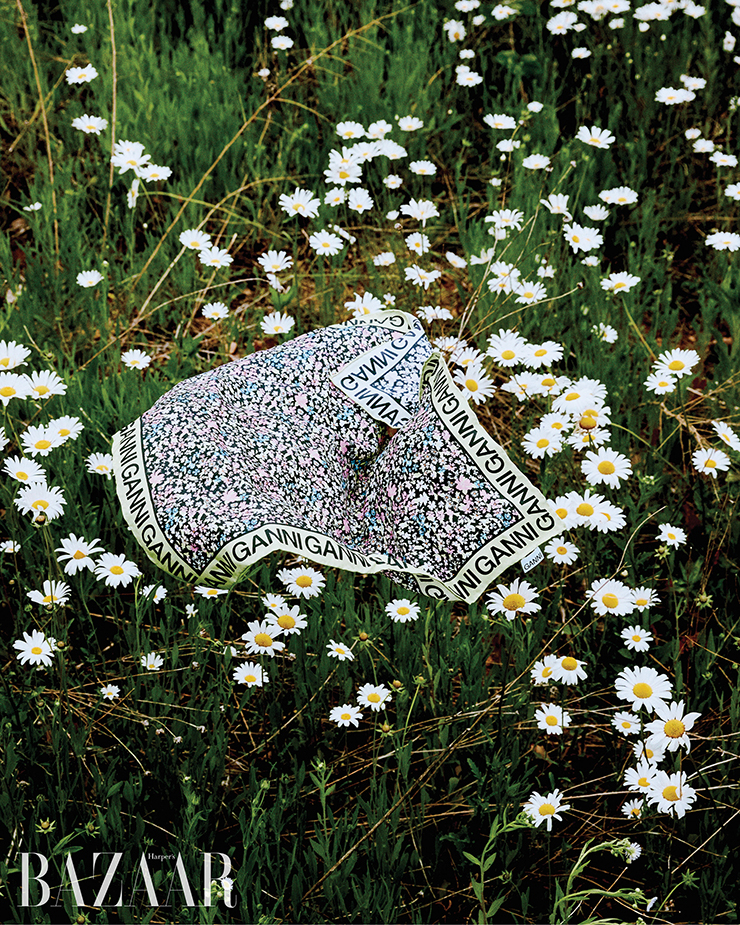 꽃밭 위에 놓인 플로럴 패턴 스카프는 8만원 Ganni.