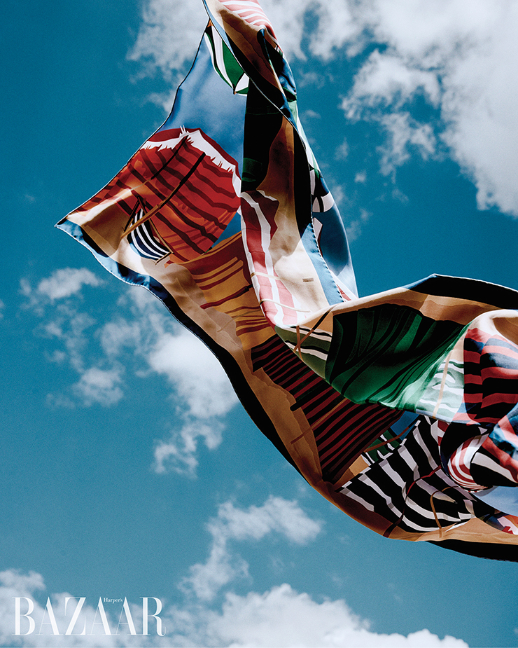 하늘에 날리는 스카프는 Hermès.