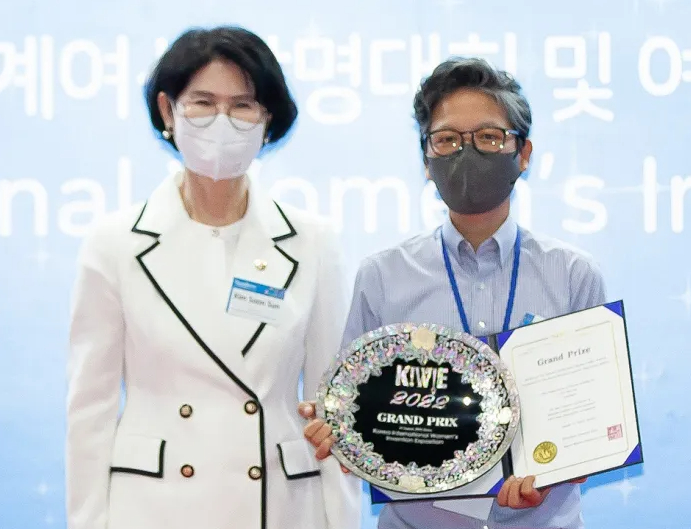 2022년 ‘올해의 여성 발명왕’ 이혜진 씨(오른쪽)