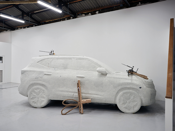  Eusung Lee, 〈On-the-way Problems (Truck, Daughter and Mother, Domain)〉, 2022, Aluminum, wood, beads, epoxy perty, jutes, yarn, fabrics, wax on the paper mache-ed SUV, 430x180x164cm(89x40x45cm each).