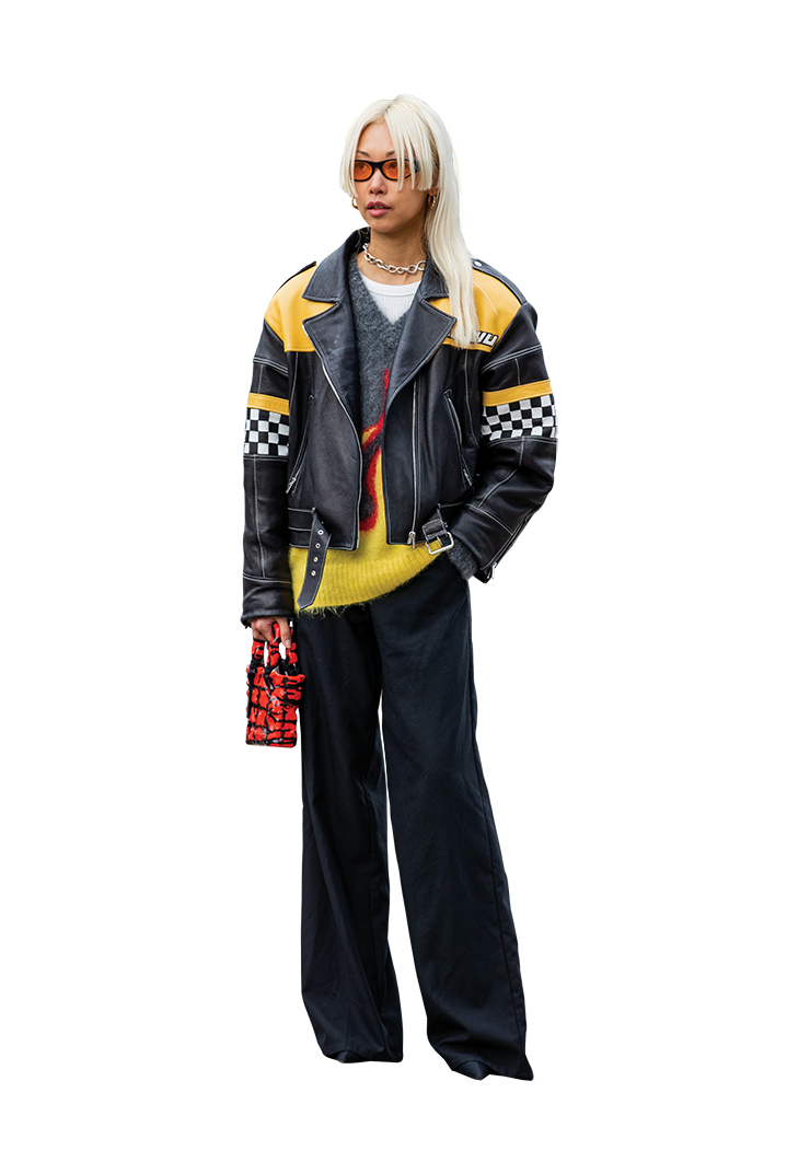 체커보드 패턴이 가미된 모터사이클 재킷을 착용한 바네사 홍.
