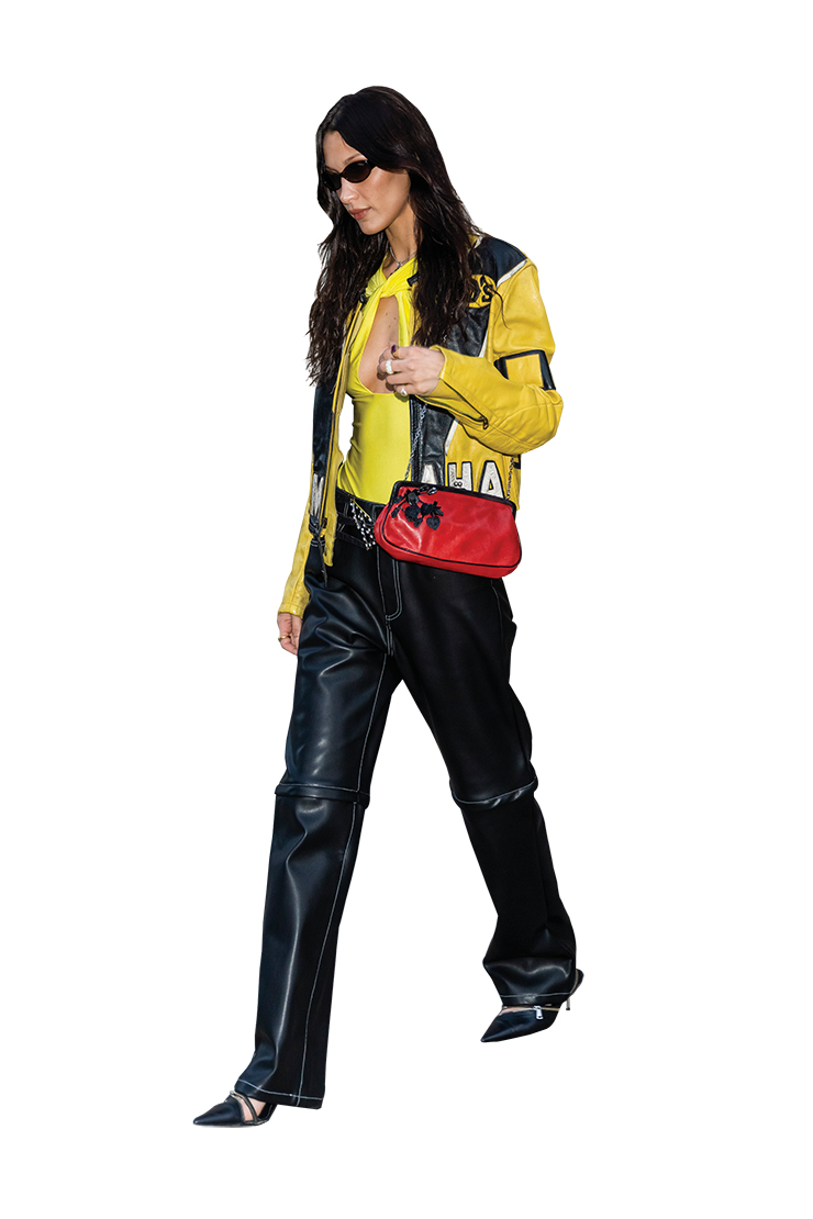 재킷과 같은 옐로 톱으로 톤온톤 스타일링을 선보인 모델 벨라 하디드. 