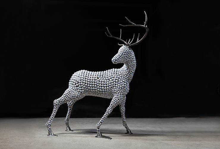 성동훈, 〈The White Kingdom〉, 2015, Stainless steel, iron, ceramic, 200x130x245cm.