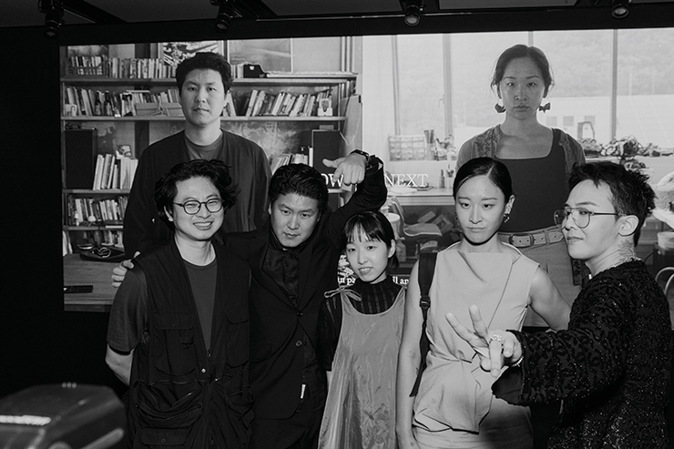 (왼쪽부터) 김경태, 박경근, 유예림, 이유성 작가와 포즈를 취한 지드래곤.