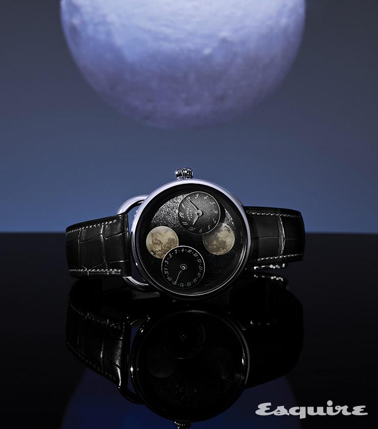 에르메스의 기발한 상상력이 돋보이는 문페이즈 워치. 메테오리트 운석 다이얼 위에 두 개의 달과 회전하는 모바일 카운터를 얹어 더블 문페이즈를 표현했다. 43mm 화이트 골드 케이스. 아쏘 레흐 드라룬 에르메스.