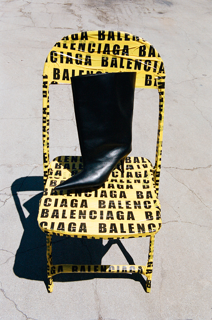 포인티드 토 부츠, 의자를 감싼 테이프는 Balenciaga.