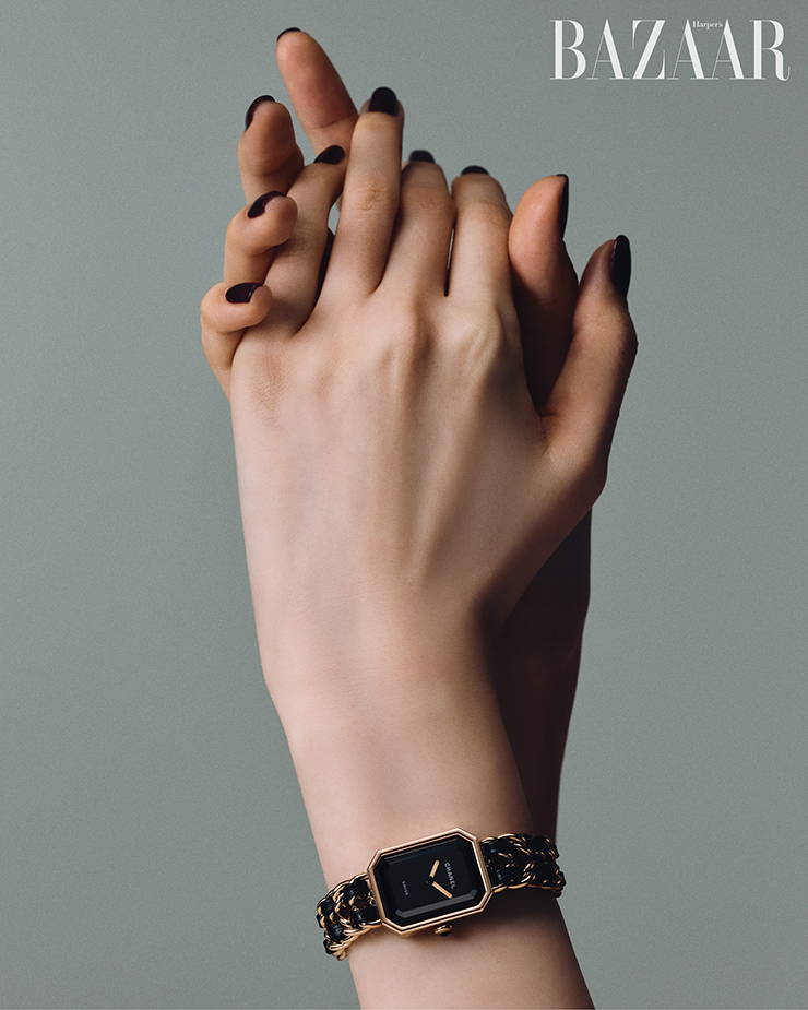 손목에 착용한 ‘프리미에르 오리지널 에디션’ 시계는 Chanel Watches.