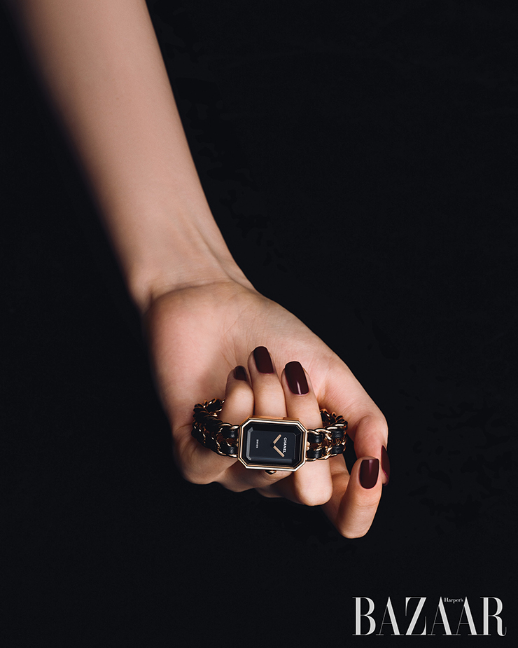 손에 쥔 ‘프리미에르 오리지널 에디션’ 시계는 Chanel Watches.