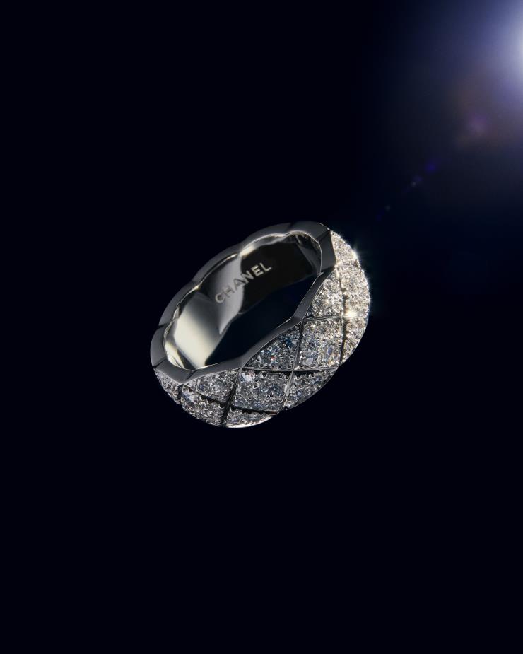 18K 화이트 골드와 다이아몬드 코코 크러쉬 링은 Chanel Fine Jewelry.
