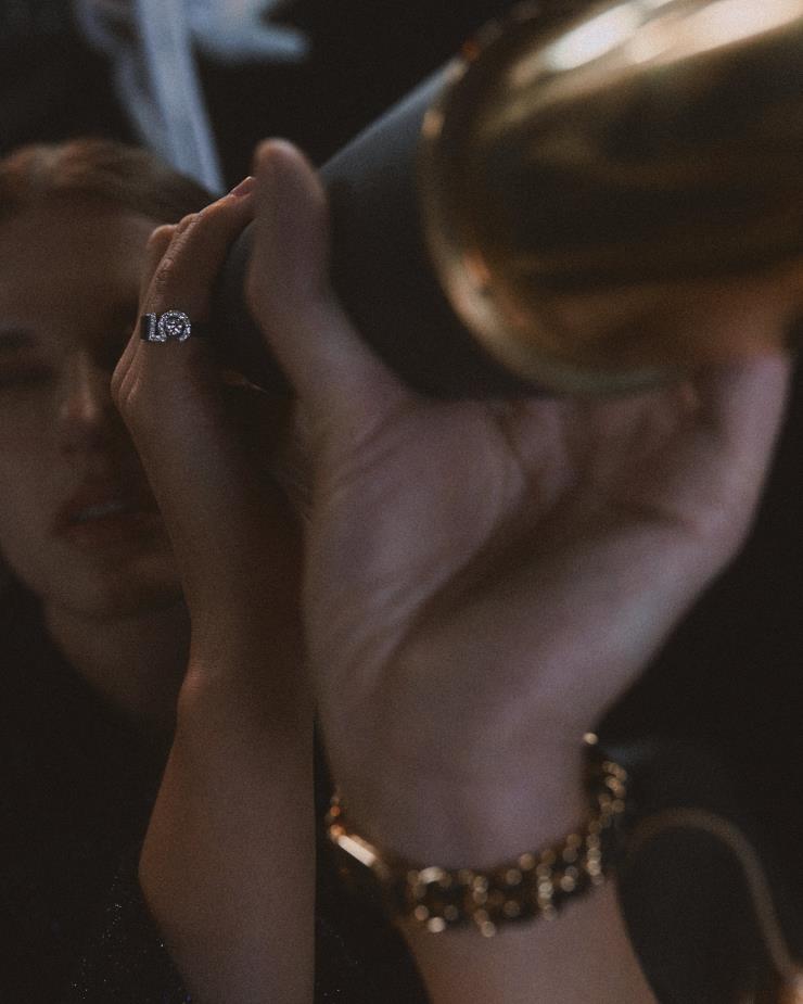 18K 옐로 골드로 코팅한 케이스에 블랙 레더 체인 브레이슬릿을 더한 프리미에르 오리지널 에디션, 18K 화이트 골드와 다이아몬드의 ETERNAL N°5 링은 Chanel Watches & Fine Jewelry.