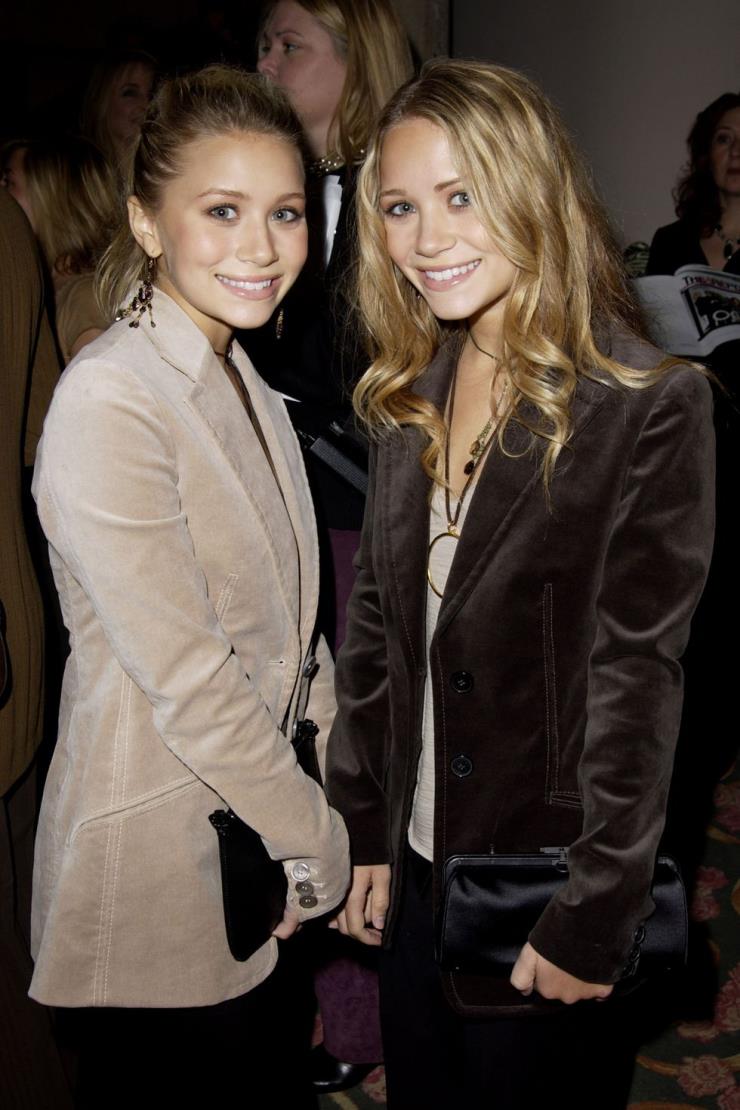 2002년 12월 3일 소녀에서 여성으로 성장한 올슨 자매. 이 당시 그녀들은 웨이브 머리와 묶어 올린 각각 다른 헤어스타일로 개성 있게 연출했다. 