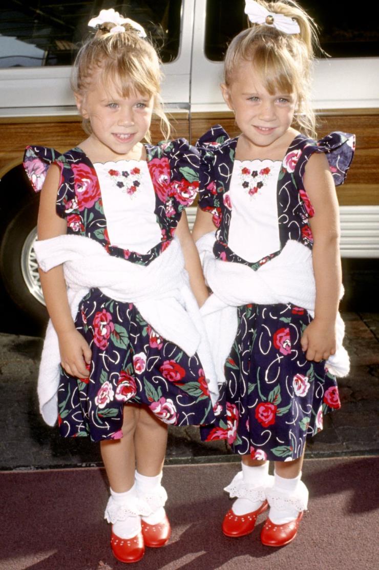 1991년 7월 21일 플라워 프린트 드레스에 스웨트 셔츠를 매치해 트윈룩을 선보인 올슨 자매. 머리부터 발끝까지 맞춘 센스!