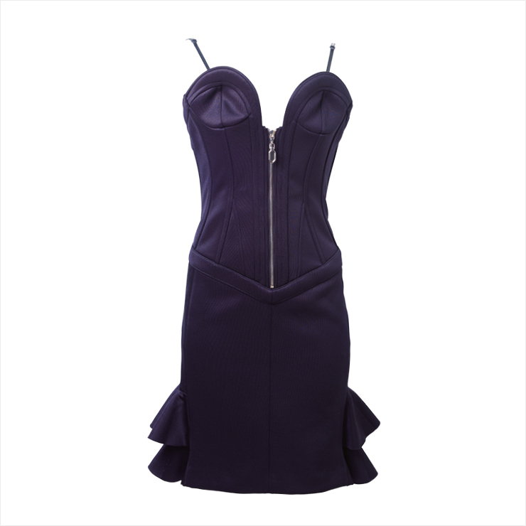 뷔스티에를 착용한 것처럼 보디라인을 잡아주는 슬립 드레스는 가격 미정, Louis Vuitton.