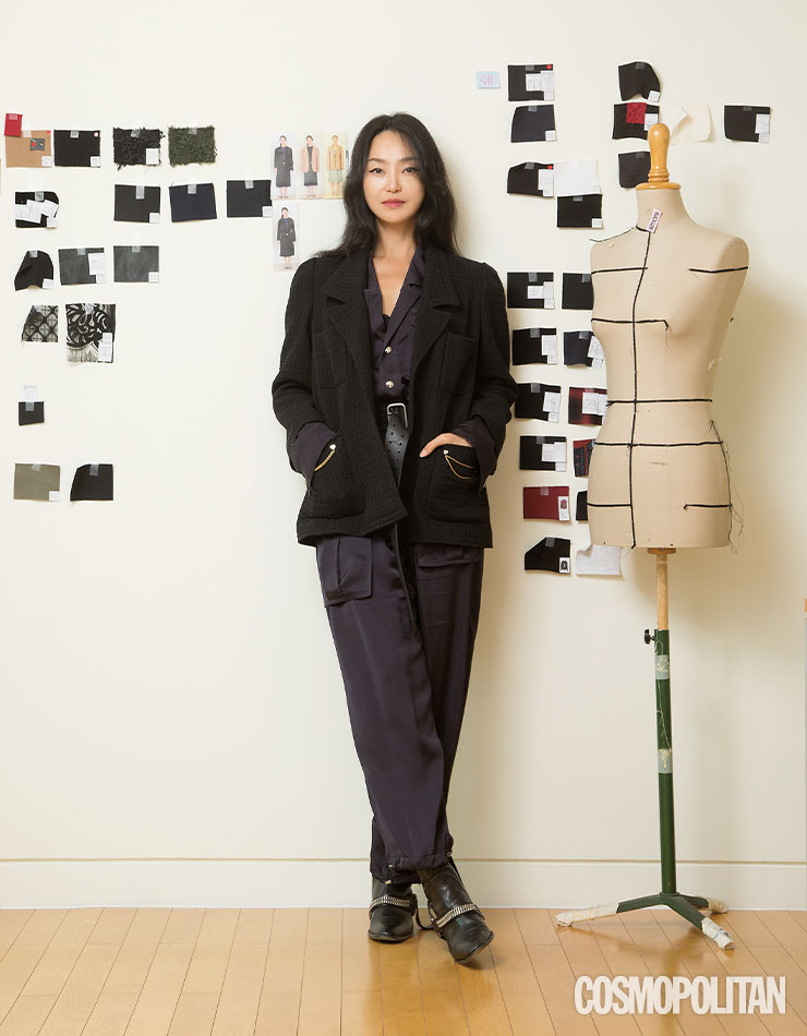 1년에 여섯 번 전개하는 컬렉션으로 바쁜 시간을 보내는 디자이너 김재현이 평소 즐기는 점프슈트 룩.