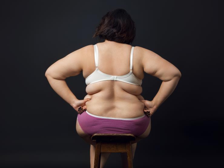 ILLUSTRATIE - Een jonge vrouw meet haar middel met een BMI-lint. ANP XTRA ROOS KOOLE