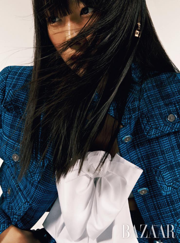 트위드 재킷, 스커트, 리본 장식 톱, 귀고리는 모두 Chanel. 