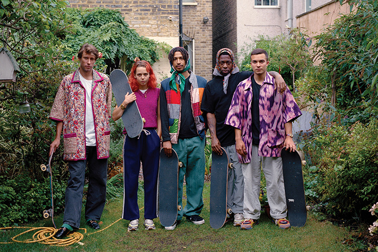 런던의 스케이터 댄 피셔 유스탄스는 고향에서 자신의 가족과 함께 카메라 앞에 섰다. 