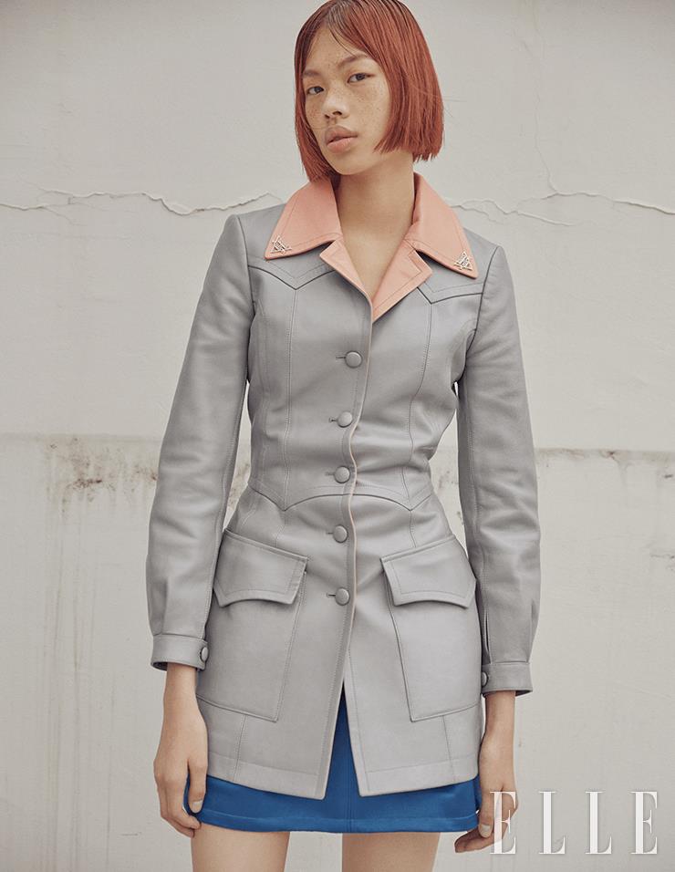 레트로 스타일의 투 톤 레더 재킷과 실크 개버딘 스커트는 모두 Louis Vuitton. 